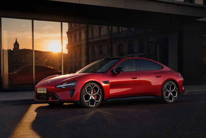 全新一代小米SU7首次公开全新配色赤霞红 网友热议：当婚车绝对是完美搭配